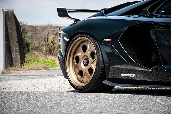 Фото дисков HRE 454 GTM Сатиновая шампань на Lamborghini Aventador