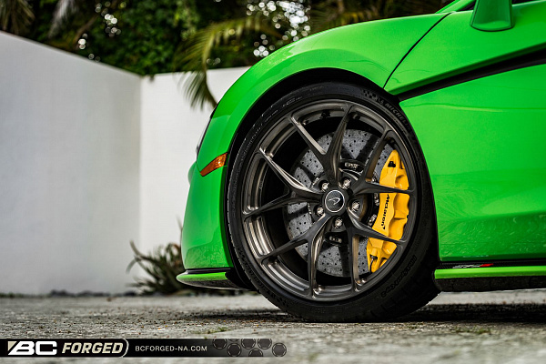Фото дисков BC Forged RZ21 Глянцевый темный лак на McLaren 570S