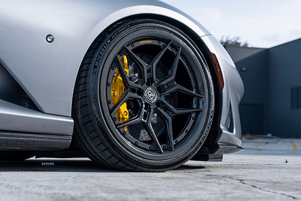 Фото дисков Strasse Wheels SV5R Deep Concave FS Другой цвет на Ferrari 812