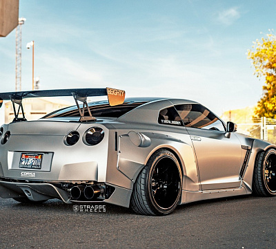 Фото дисков Strasse Wheels SV8 Signature на Nissan GT-R