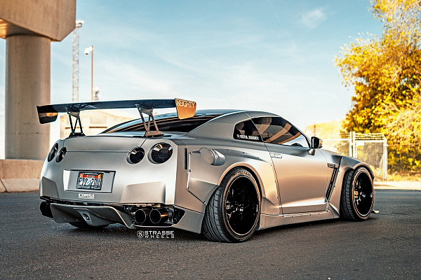 Фото дисков Strasse Wheels SV8 Signature Черный глянец на Nissan GT-R