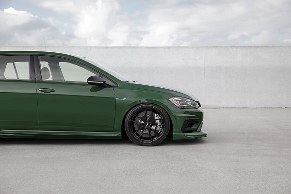 Фото дисков Rotiform HUR Черный сатин на Volkswagen Golf VII
