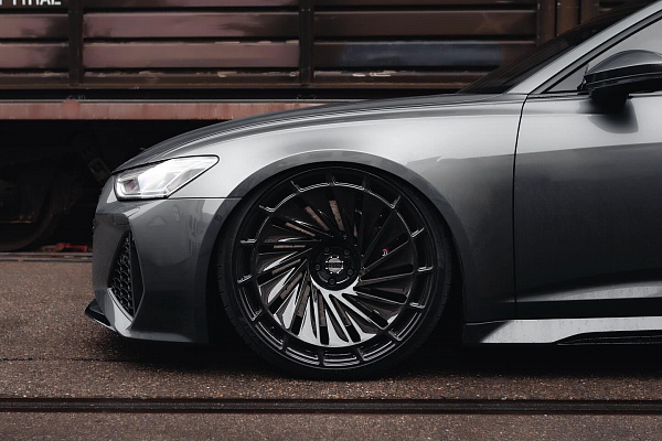 Фото дисков Radi8 R807 Черный глянец на Audi A/RS 6 (C8)