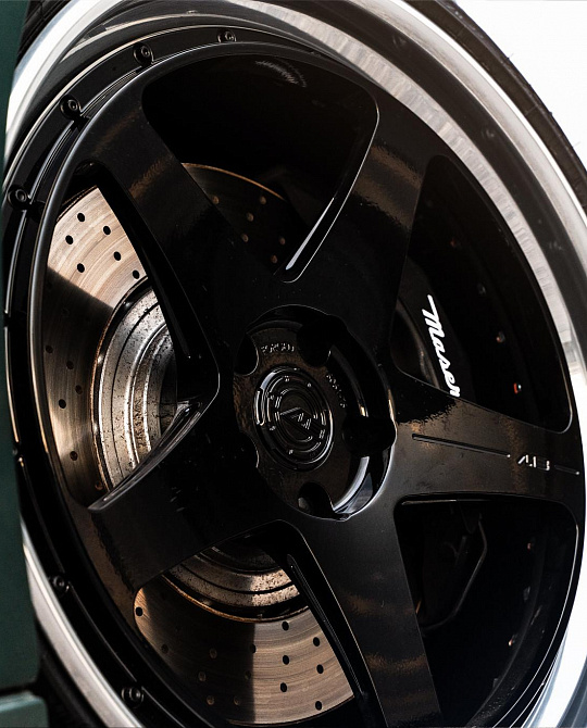 Фото дисков C005R Черный глянец на Maserati Quattroporte VI