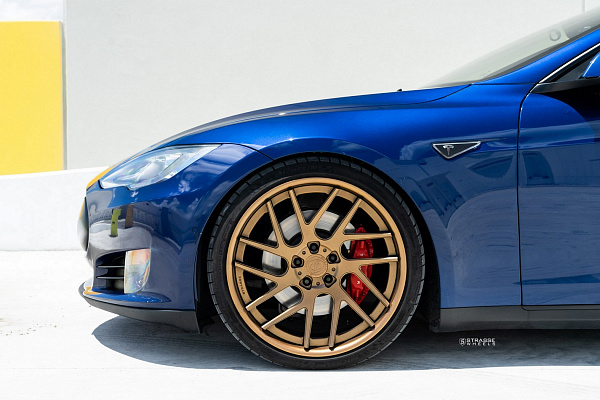 Фото дисков Strasse Wheels SM7T Deep Concave Сатиновая темная бронза на Tesla Model S