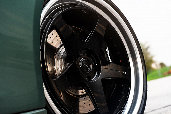 Фото дисков AL13 C005R Черный глянец на Maserati Quattroporte VI