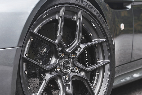 Фото дисков Brixton Forged CM5-R Сатиновый темный лак на Aston Martin Vantage 3
