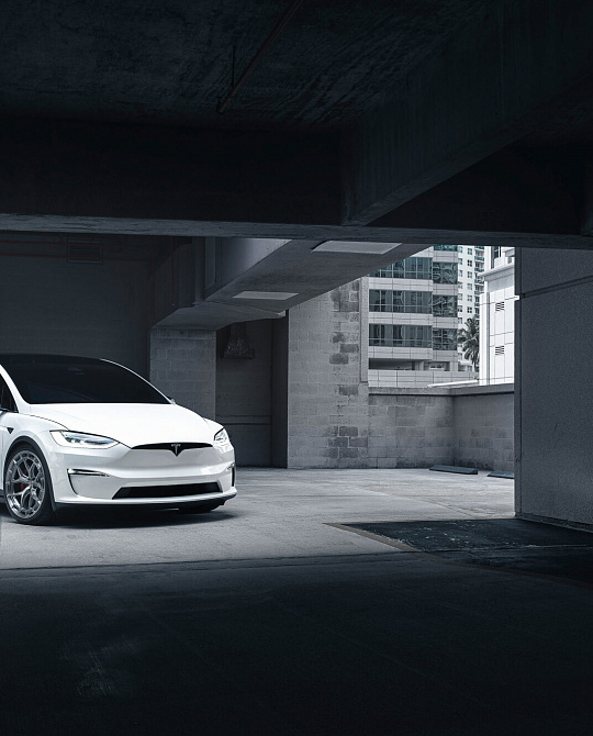 Фото дисков LC3-01 Глянцевый тонированный лак на Tesla Model X