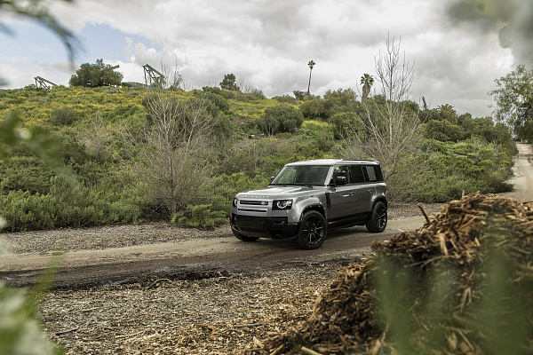 Фото дисков Rotiform BTL Черный сатин на Land Rover Defender II