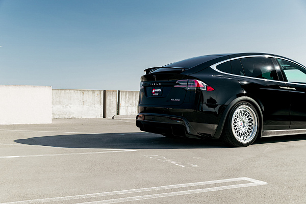 Фото дисков HRE 501 Серебро на Tesla Model X