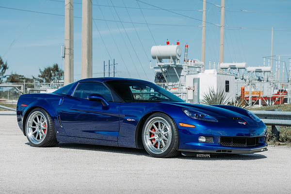 Фото дисков Strasse Wheels R10 Track Глянцевый лак на Chevrolet Corvette C6