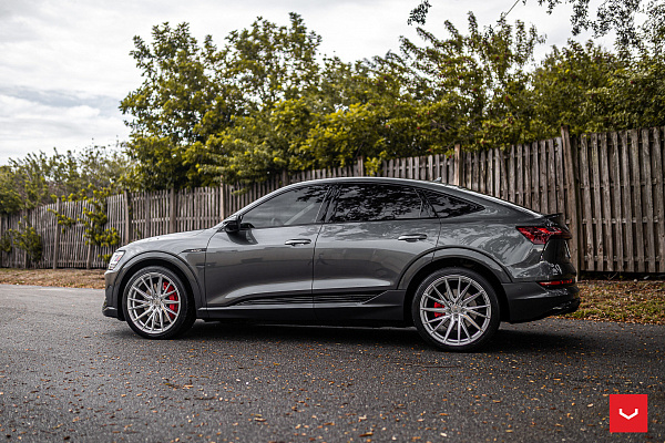 Фото дисков Vossen HF-4T Серебро на Audi E-tron