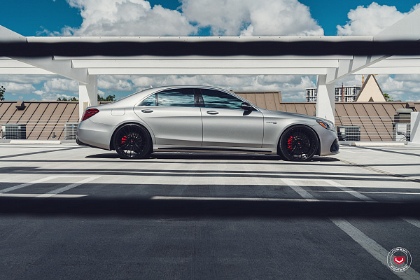 Фото дисков Vossen S17-04 Черный глянец на Mercedes-Benz S-Class (W222, C217)