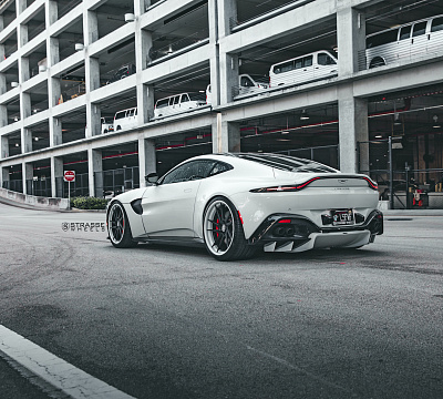 Фото дисков Strasse Wheels SV1T Deep Concave FS на Aston Martin Vantage 2