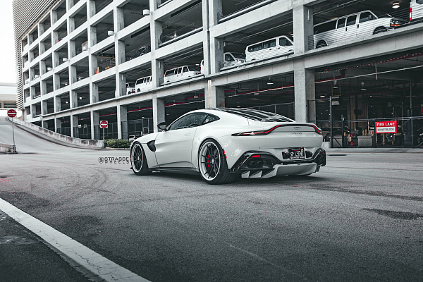 Фото дисков Strasse Wheels SV1T Deep Concave FS Другой цвет на Aston Martin Vantage 2