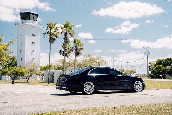 Фото дисков Strasse Wheels SV10M-RS Deep Concave FS Глянцевый лак на Mercedes-Benz S-Class (W223)