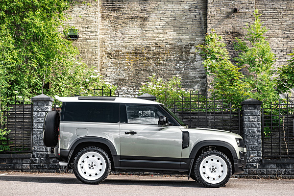 Фото дисков Kahn British Heritage RS Белый глянец на Land Rover Defender II