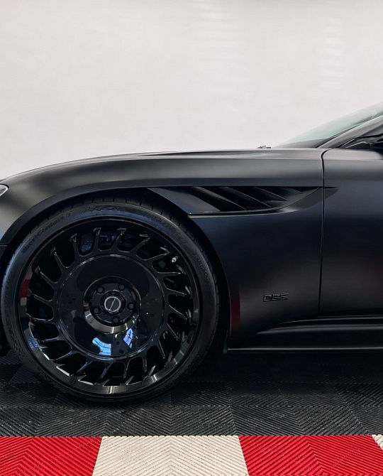 Фото дисков TR09 Черный глянец на Aston Martin DBS 3