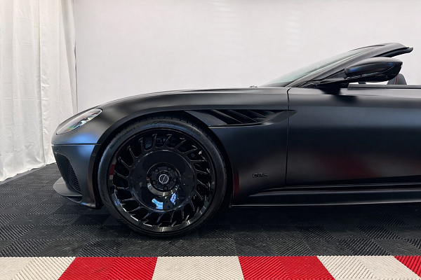 Фото дисков Brixton Forged TR09 Черный глянец на Aston Martin DBS 3