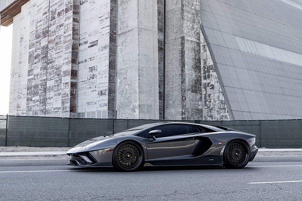 Фото дисков HRE 501 Черный сатин на Lamborghini Aventador