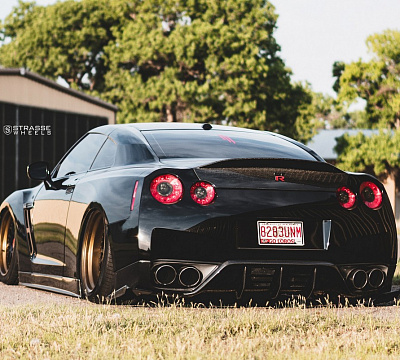 Фото дисков Strasse Wheels R10 Performance на Nissan GT-R