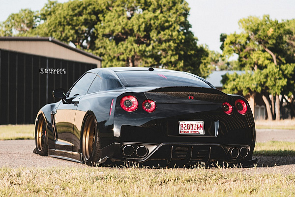 Фото дисков Strasse Wheels R10 Performance Другой цвет на Nissan GT-R