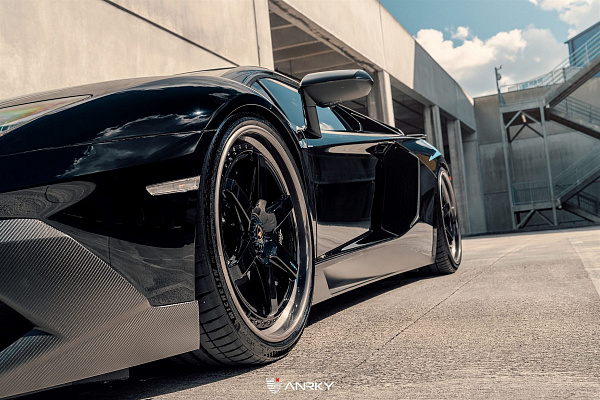 Фото дисков Anrky JDX-316 Черный глянец на Lamborghini Aventador