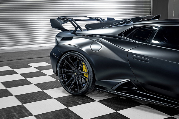 Фото дисков Strasse Wheels SV12 Deep Concave Duoblock Черный глянец на Lamborghini Huracan