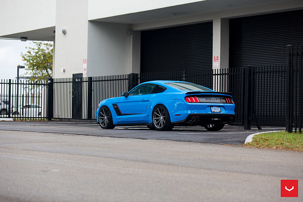 Фото дисков Vossen VFS-10 Глянцевый графит на Ford Mustang VI