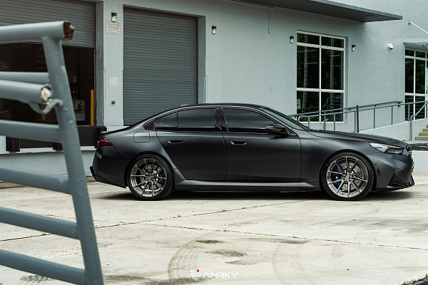 Фото дисков Anrky AN12 Глянцевый темный лак на BMW 5/M5 (G60/G90)