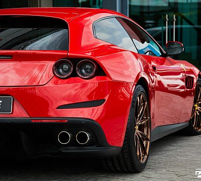 Фото дисков HRE P104SC на Ferrari GTC4Lusso