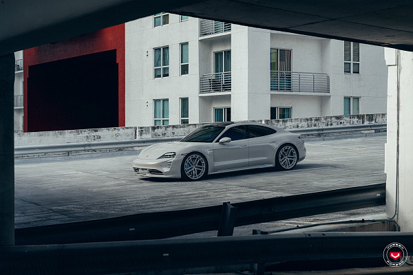 Фото дисков Vossen LC3-03T Глянцевый графит на Porsche Taycan I