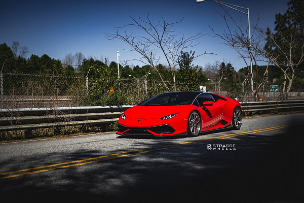 Фото дисков Strasse Wheels SM5R Deep Concave FS Сатиновый темный лак на Lamborghini Huracan