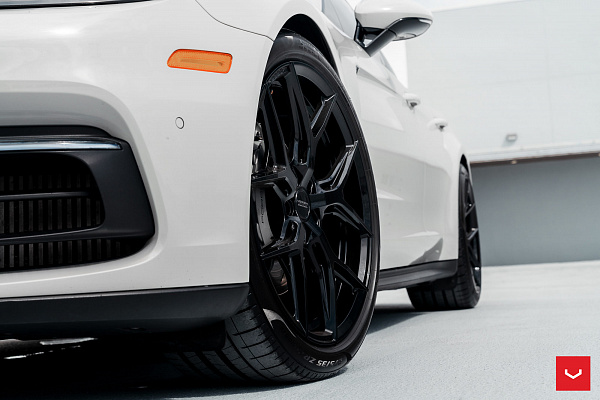 Фото дисков Vossen HF-5 Черный глянец на Porsche Panamera II
