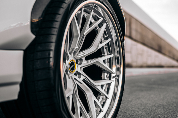 Фото дисков Brixton Forged PF10 Глянцевый лак на Lamborghini Urus
