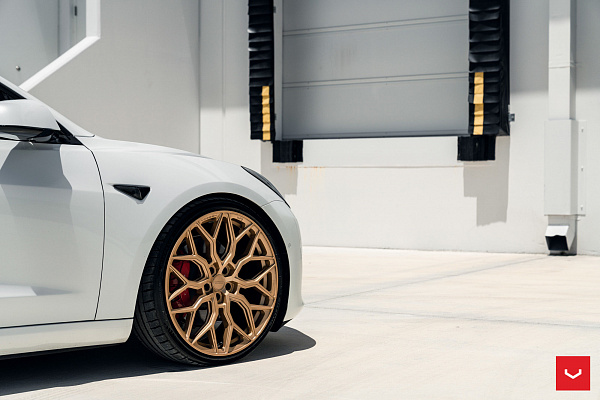 Фото дисков Vossen HF-2 Сатиновое золото на Tesla Model 3