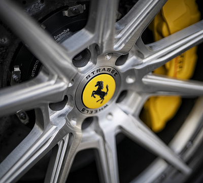 Фото дисков Strasse Wheels SV10 Track на Ferrari SF90