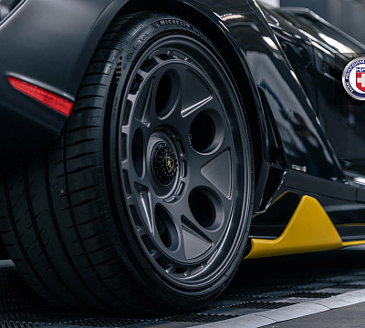 Фото дисков HRE 454 GTM на Lamborghini Centenario