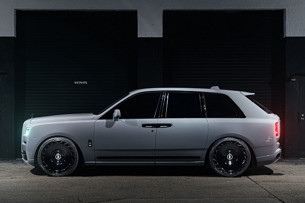 Фото дисков Strasse Wheels SV101 Deep Concave Duoblock RR Черный глянец на Rolls-Royce Cullinan