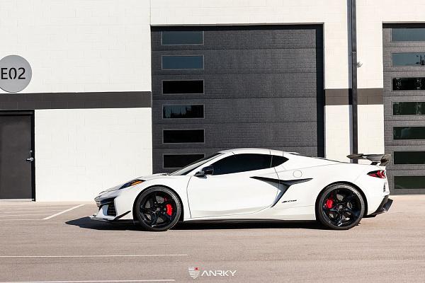 Фото дисков Anrky XR-105 Черный глянец на Chevrolet Corvette C8