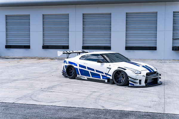 Фото дисков Strasse Wheels SM5R Deep Concave FS Черный глянец на Nissan GT-R