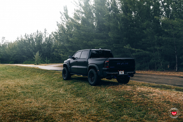 Фото дисков Vossen VFX-02T Черный глянец на Ram 1500 V