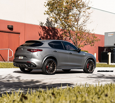 Фото дисков HRE P103 на Alfa Romeo Stelvio 