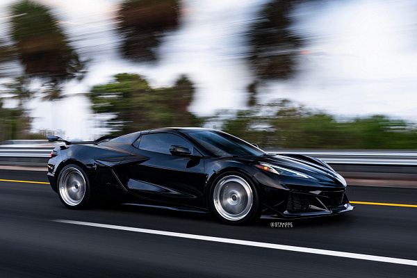 Фото дисков AL13 R10 Глянцевый лак на Chevrolet Corvette C8