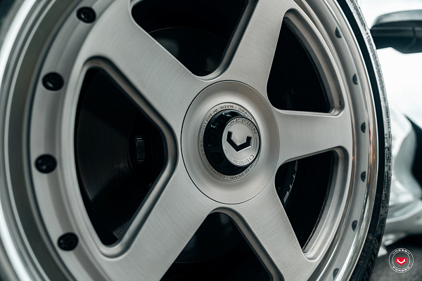 Фото дисков Vossen GEN-01 (3-Piece) Сатиновый лак на Chevrolet Corvette C8