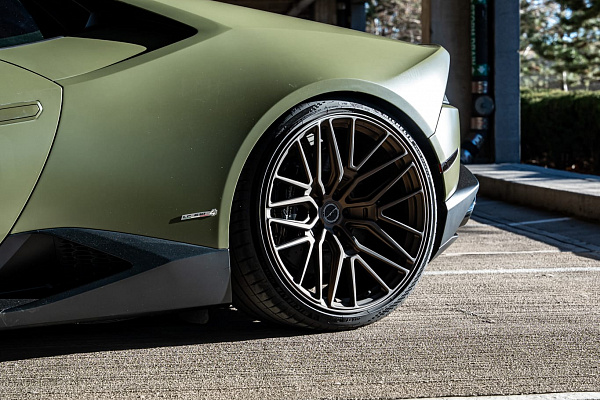 Фото дисков Brixton Forged VL4 Сатиновая бронза на Lamborghini Huracan