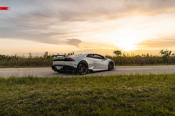 Фото дисков Anrky AN12 Черный глянец на Lamborghini Huracan
