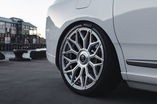 Фото дисков Strasse Wheels SV20M Deep Concave Duoblock RR Сатиновый тонированный лак на Rolls-Royce Cullinan