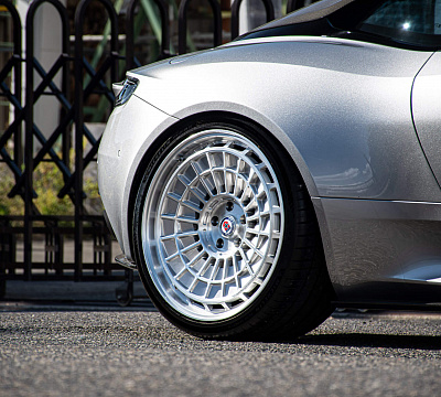 Фото дисков HRE 515 GTM на Aston Martin DB12