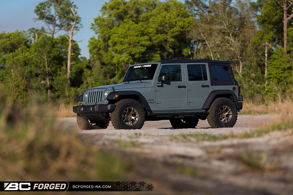 Фото дисков BC Forged RZ05 Сатиновая бронза на Jeep Wrangler III (JK)